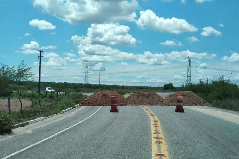Barreiras com areia fecham alguns acessos a Delmiro Gouveia para prevenção do coronavírus