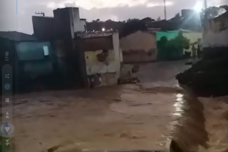 Em madrugada de chuva, Riacho da Camoxinga transborda e invade casas em Santana do Ipanema