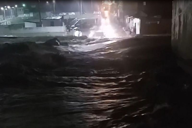 Riacho da Camoxinga tem nova cheia, invade e derruba casas em Santana do Ipanema