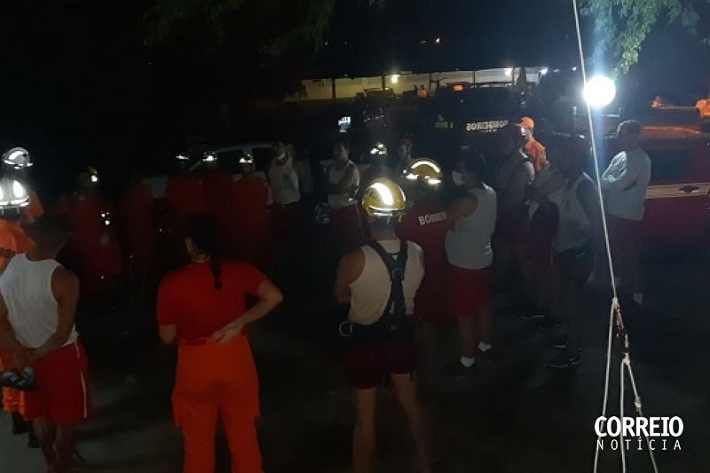 Corpo de Bombeiros faz mais de 40 resgates em enchente do Riacho da Camoxinga em Santana