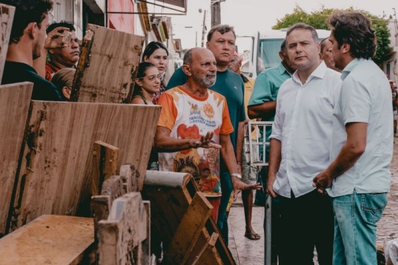 Renan Filho anuncia ajuda emergencial a Santana do Ipanema após inundação