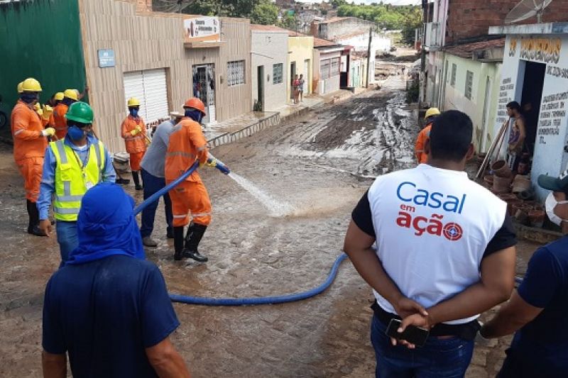 Casal participa de limpeza das ruas atingidas por enchente em Santana do Ipanema