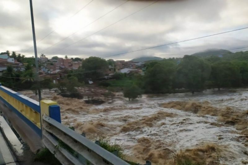 Rio Ipanema atinge nível seguro, mas Corpo de Bombeiros permanece em alerta