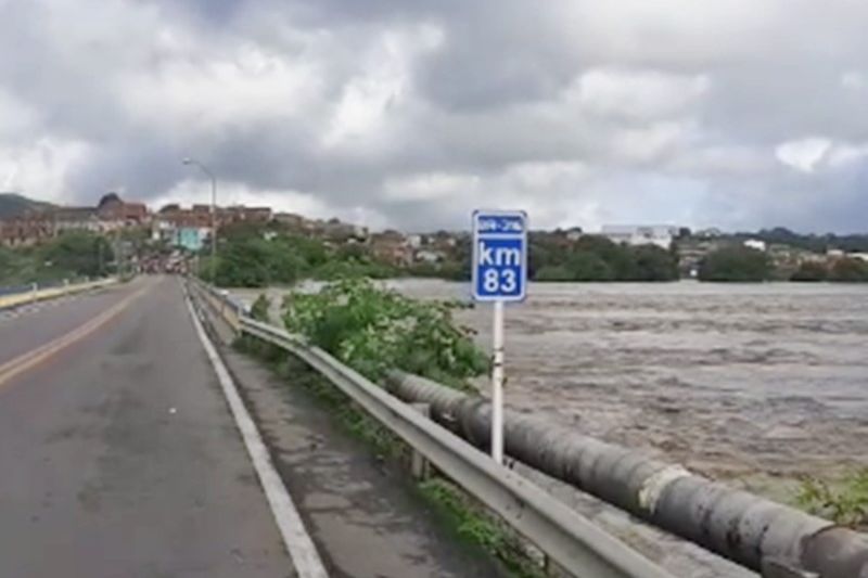 Após nova enchente, ponte que dá acesso à cidade de Santana do Ipanema segue interditada