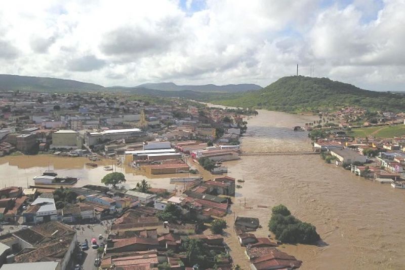 Cheias do Rio Ipanema deixam 2,5 mil desabrigados e 8 mil desalojados em Santana
