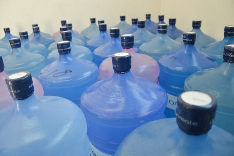 Companhia doa mais de 600 garrafões de água aos desabrigados em Santana do Ipanema