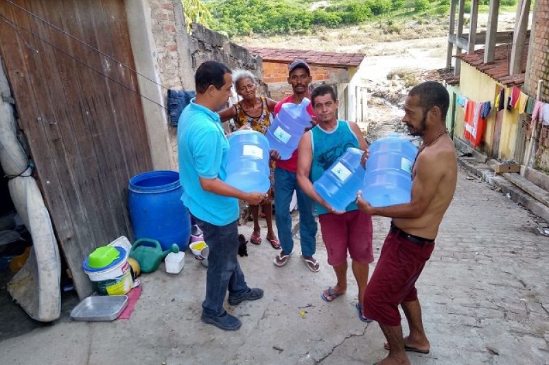 Famílias de Santana atingidas por enchente recebem da Casal garrafões de água potável