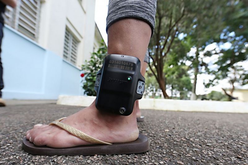 Jovem compra tornozeleira eletrônica para