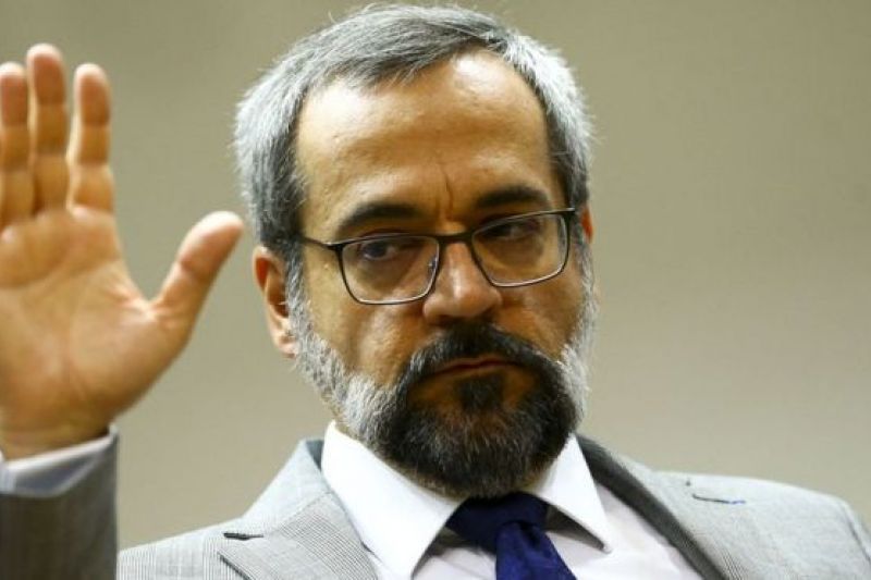 Críticas de ministro à China podem prejudicar envio de máscaras e testes ao Brasil