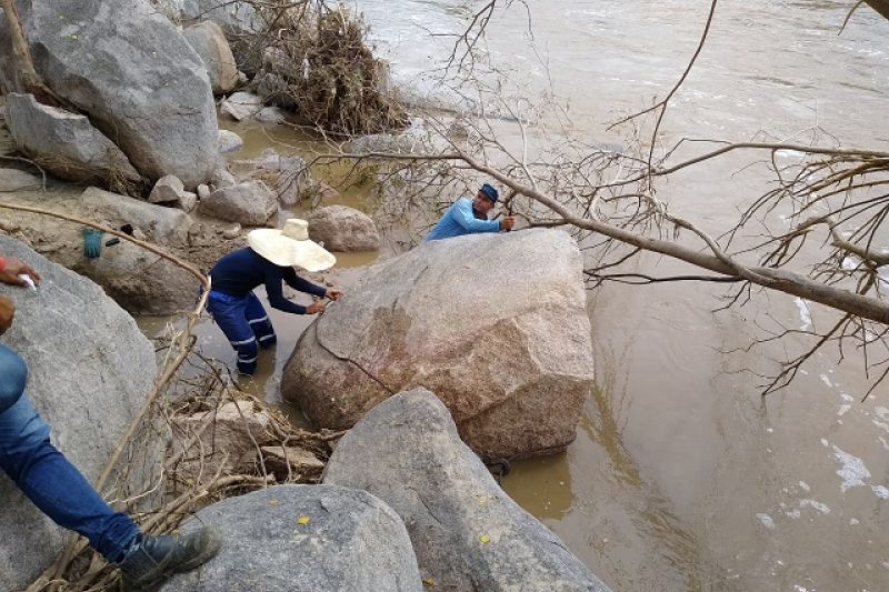Casal conclui na noite de domingo conserto de adutora e água chega a Poço das Trincheiras