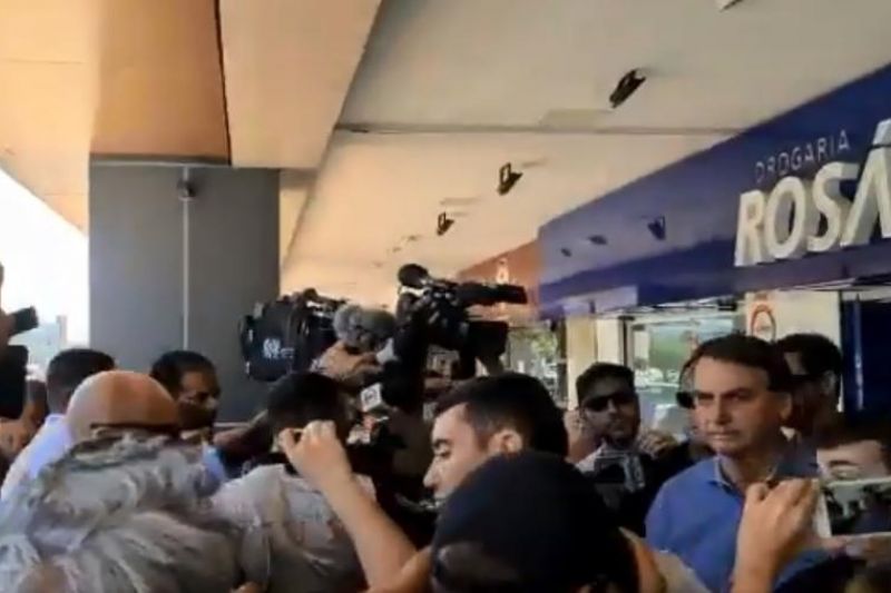 Bolsonaro esfrega o nariz e cumprimenta idosa durante passeio por Brasília