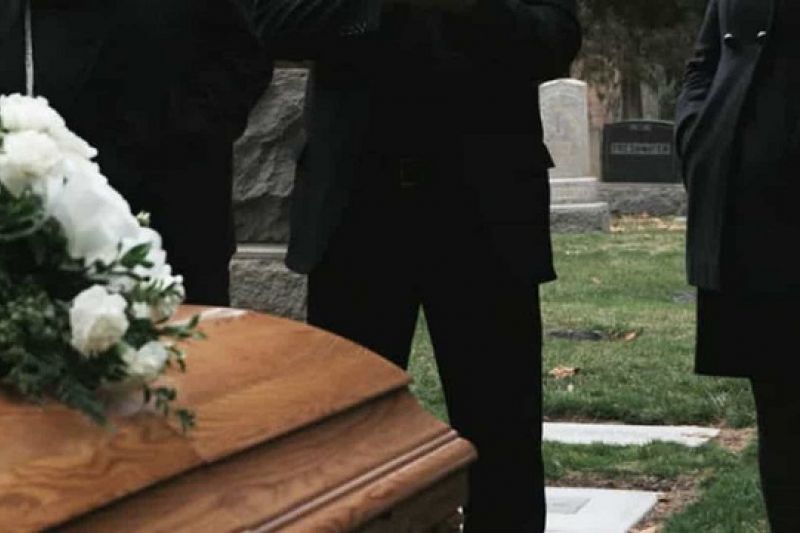 Filha morre de ataque cardíaco durante funeral da mãe infectada com Covid-19