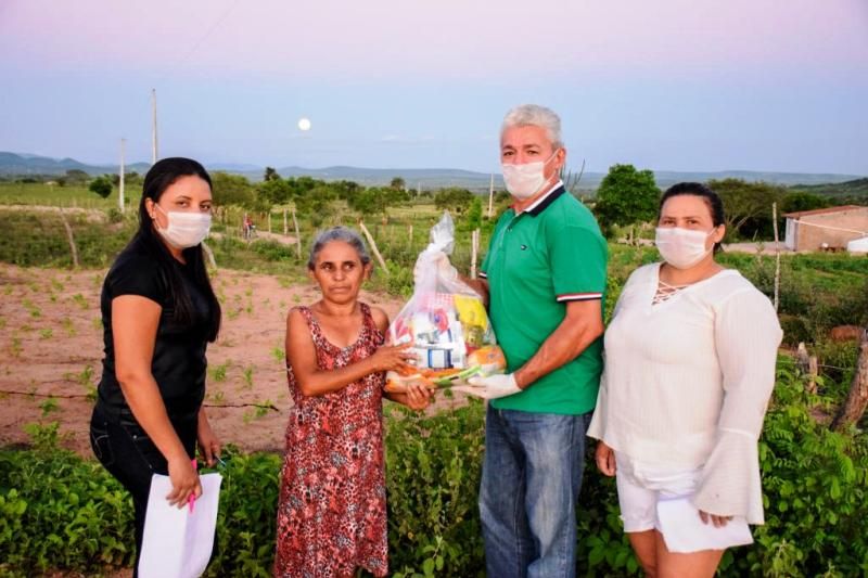 Prefeitura de Senador Rui Palmeira realiza mais uma entrega do Programa Cesta Feliz