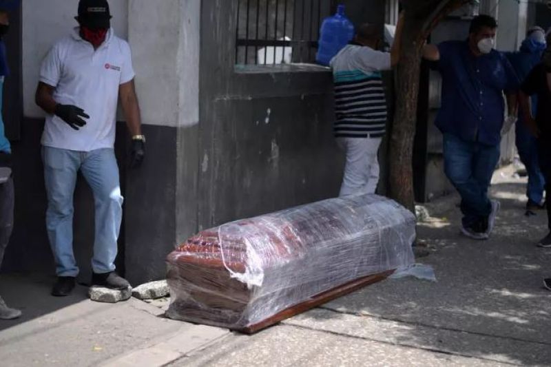 Equador retira mais de 700 corpos de dentro de casas durante pandemia de coronavírus