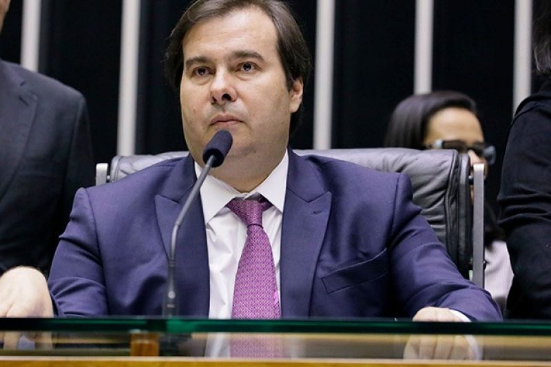'Defender ditadura é estimular a desordem', diz Rodrigo Maia