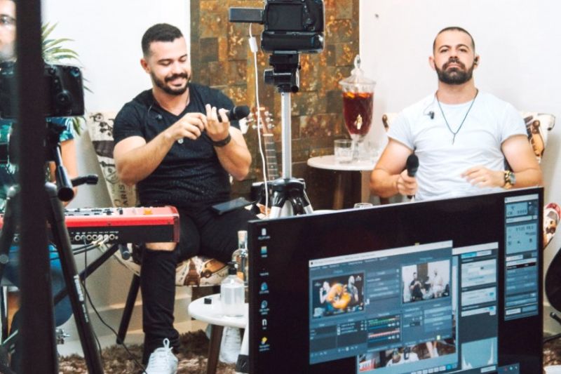 Dupla Jefferson e Tiago faz live de seis horas e arrecada donativos para famílias carentes