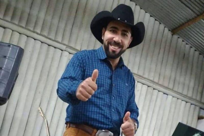 Cantor sertanejo sofre infarte e morre horas após fazer live