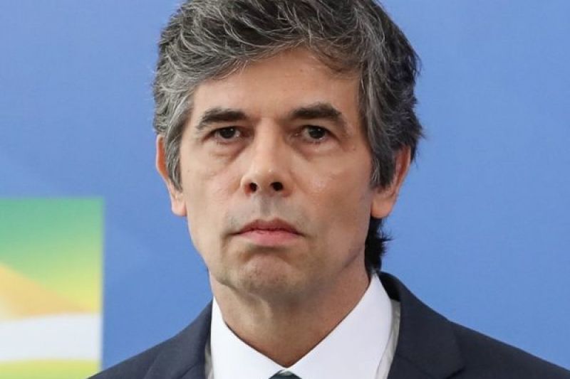 Queda de Teich reforça imagem de pandemia fora de controle no Brasil
