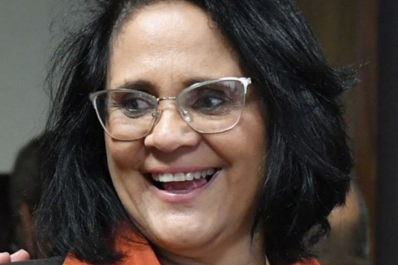 Damares ainda vai dizer que viu Jesus recomendar cloroquina no alto de uma figueira