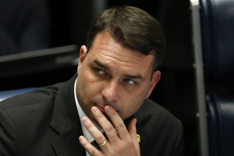 Flávio Bolsonaro responde acusações de que PF antecipou operação contra Queiroz