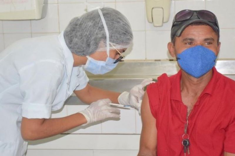 Secretaria realiza ação de vacinação, testes rápidos e entrega de EPI’s a coveiros