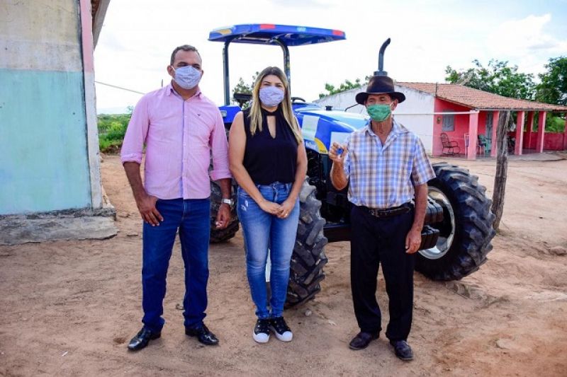 Prefeitura de Senador Rui Palmeira entrega trator para a comunidade do Sítio Barriguda