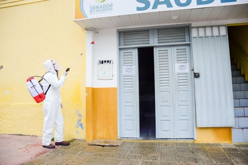Prefeitura realiza trabalho de pulverização de praças, prédios públicos e de saúde
