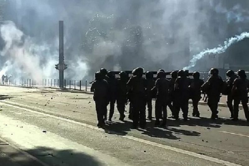 Encontro entre atos anti e pró Bolsonaro termina em confronto e bombas