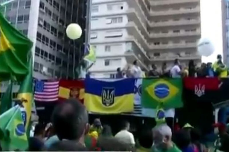 Após PM reprimir antifascistas, bolsonaristas desfilam com bandeiras neonazistas em SP
