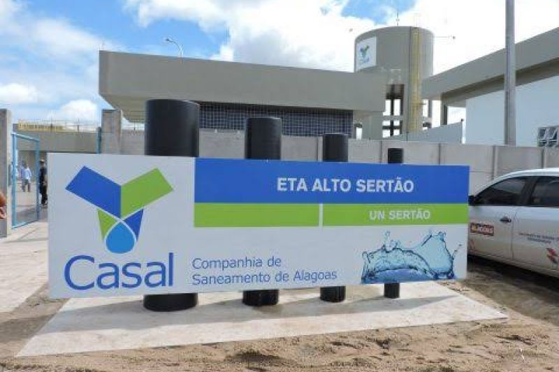 Casal trabalha em conserto de adutora para restabelecer abastecimento de Delmiro Gouveia