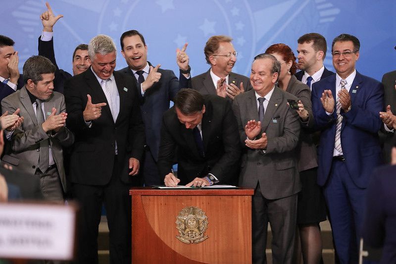 Governo aproveita pandemia para aumentar limite de pontos na CNH e tentar liberar armas