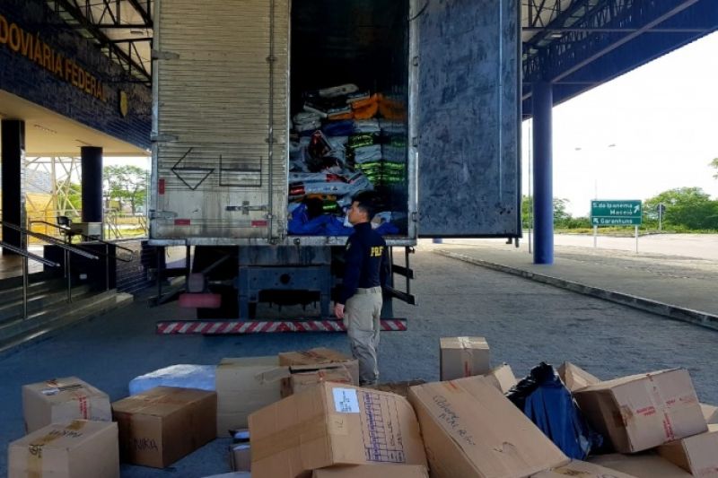 Mercadoria falsificada é localizada em meio a carga de rações e apreendida em Canapi