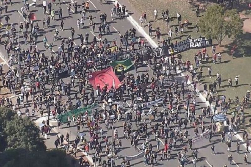 Manifestações pró e contra governo são registradas neste domingo