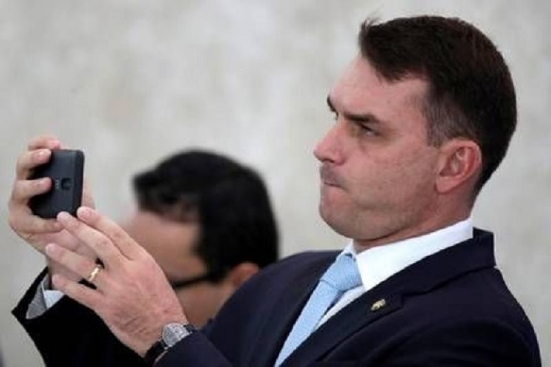 PM pagou boleto de R$ 16,5 mil da mulher de Flávio Bolsonaro, diz Coaf