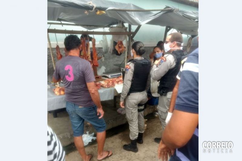 Mesmo proibida, feira livre é montada e PM acionada para intervir em Pão de Açúcar