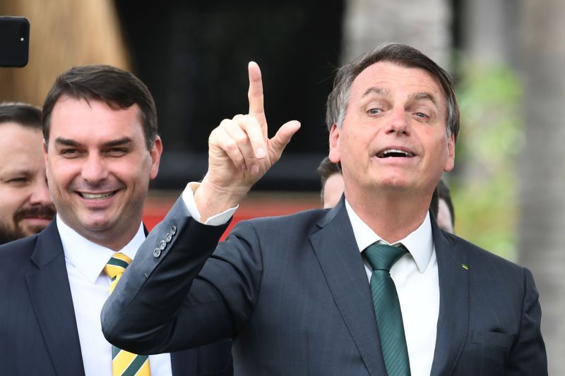 Novas revelações reforçam elo de família Bolsonaro, Queiroz e milícias