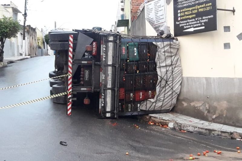 Motorista e esposa escapam ilesos de tombamento de caminhão em Santana do Ipanema