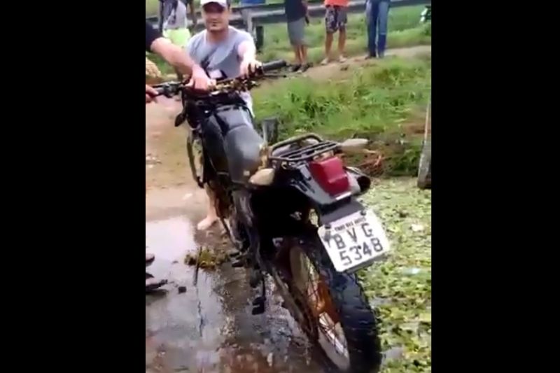 PMs e moradores encontram motocicleta dentro de açude em Jacaré dos Homens