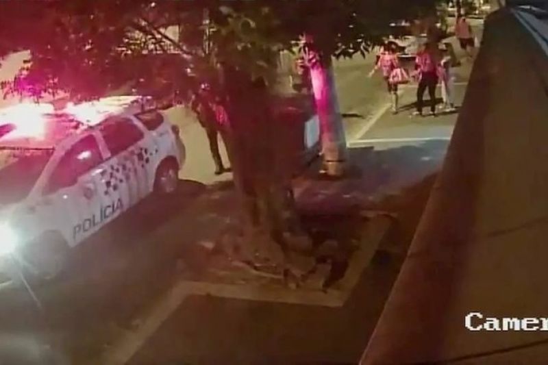 Mulher que fazia festa é detida após lutar, xingar PMs e ser contida com spray de pimenta