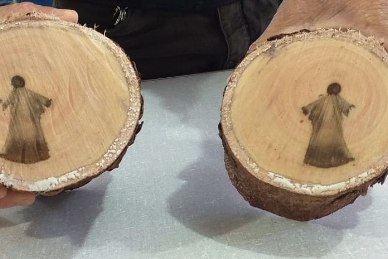 ‘Imagem de Jesus’ que aparece em tronco de árvore após poda intriga operários em MS