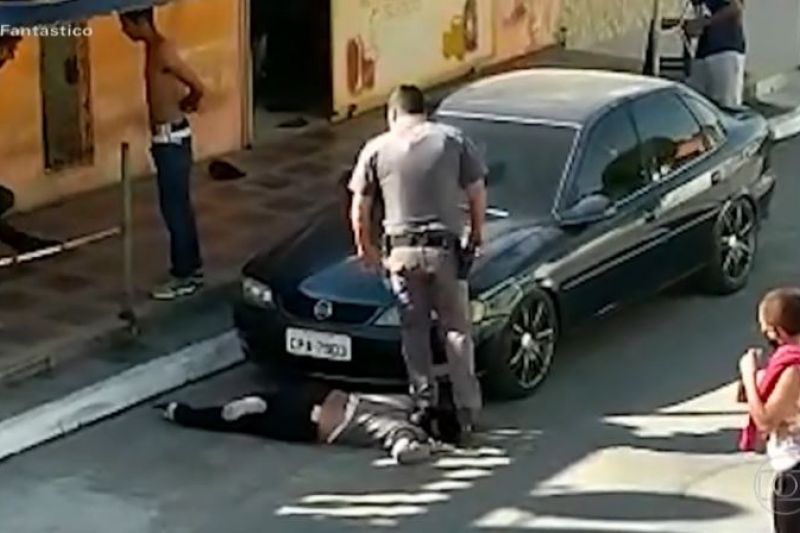 Movimentos negros denunciam à OEA policial que pisou no pescoço de mulher