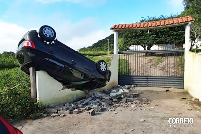 Homem escapa ileso após carro parar em cima de muro de chácara em São José da Tapera