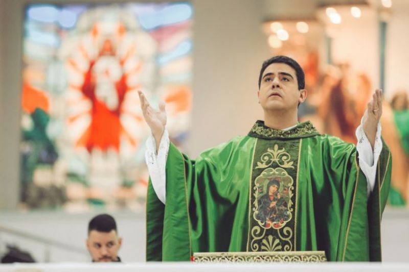 Padre suspeito de desviar R$ 120 milhões de fiéis se defende: