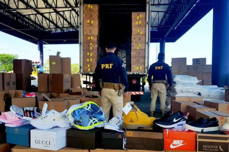 PRF apreende mais de 5 mil pares de tênis falsificados durante abordagem em Canapi