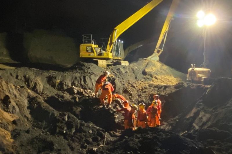 Bombeiros localizam enterrada na lama caminhonete desaparecida na tragédia da Vale