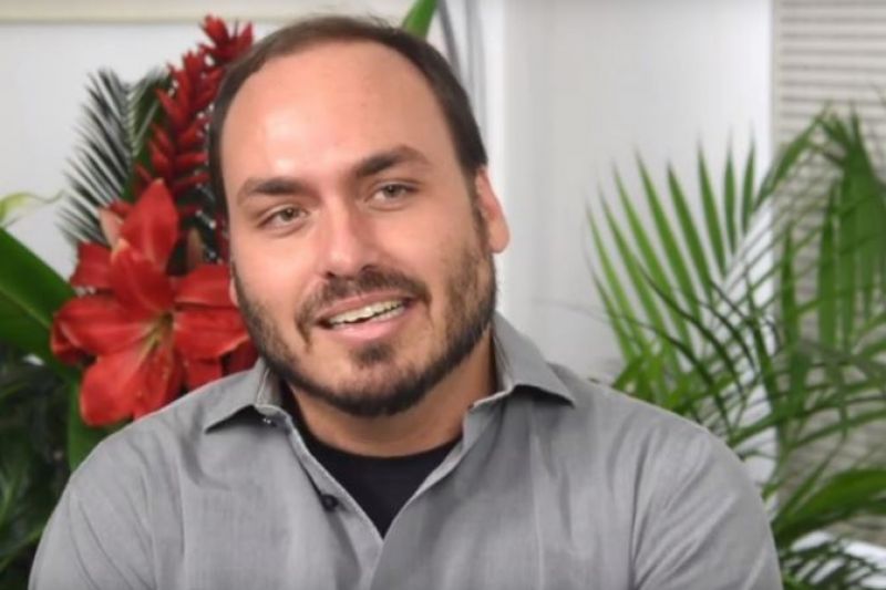 Gabinete de Carlos Bolsonaro pagou R$ 7 milhões a supostos funcionários 'fantasmas'