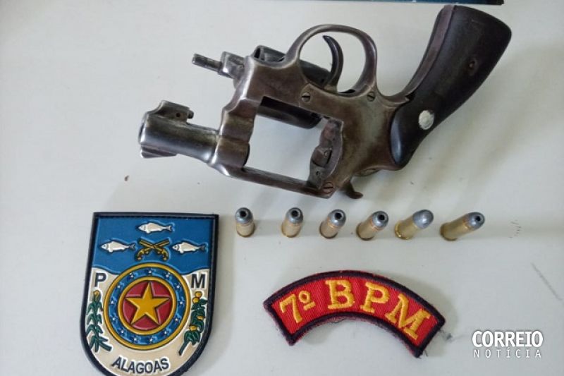 Denúncia anônima leva polícia a arma de fogo abandonada na calçada em Senador Rui Palmeira