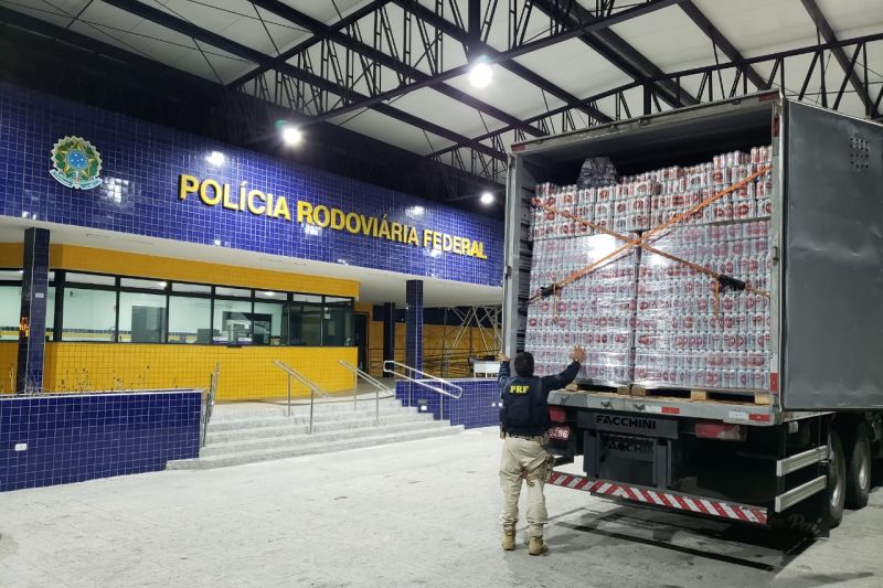 PRF apreende caminhão com mais de 58 mil latas de cerveja sem nota fiscal em Canapi