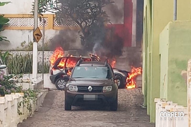 Carro fica destruído depois de entrar em chamas no Centro Histórico de Piranhas