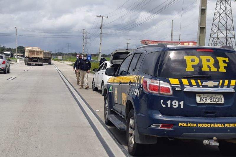 “Não vou parar, você não é meu pai”, diz homem ao ser abordado pela PRF em Dois Riachos
